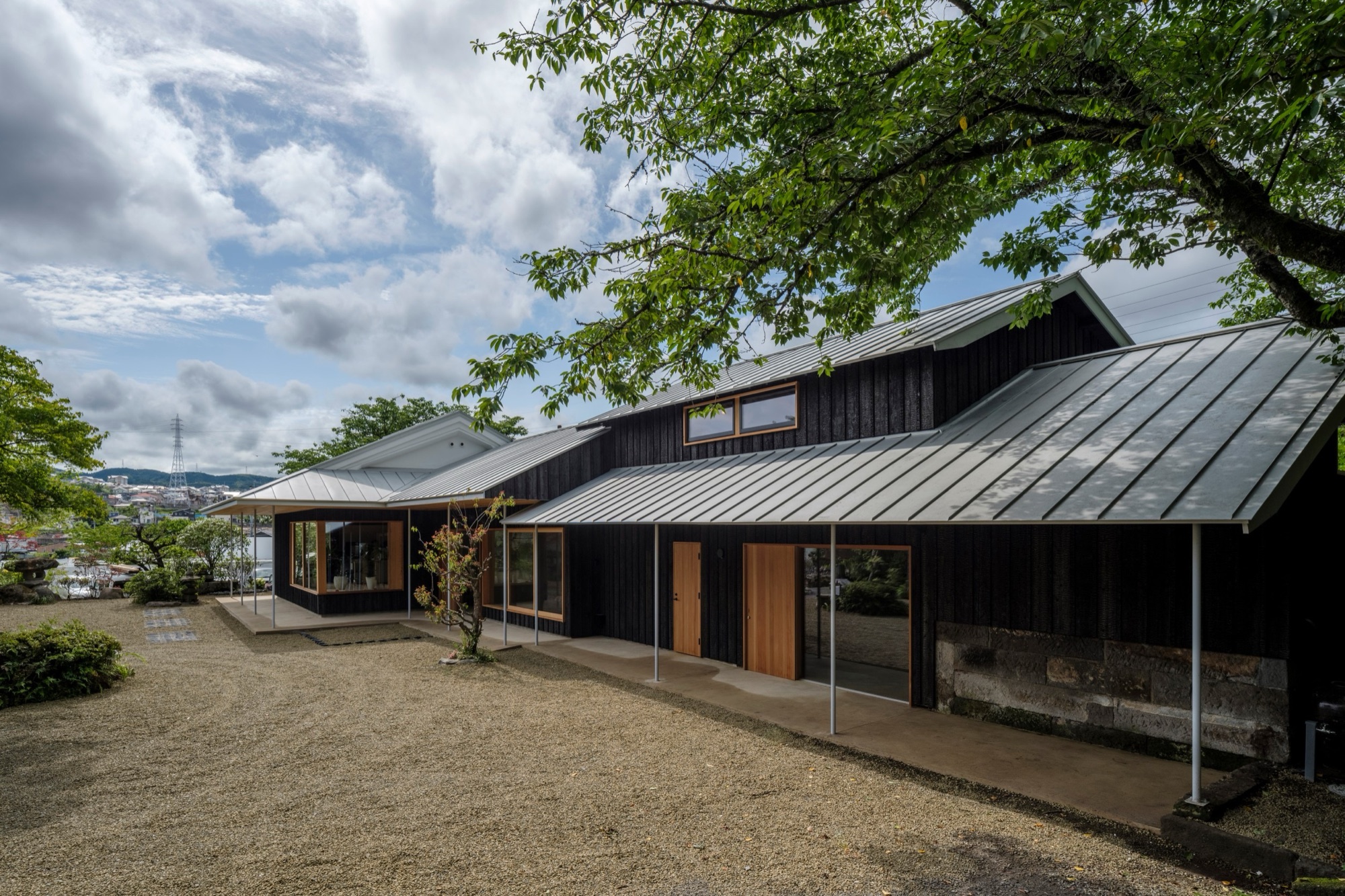 なかまの家の庭と建物