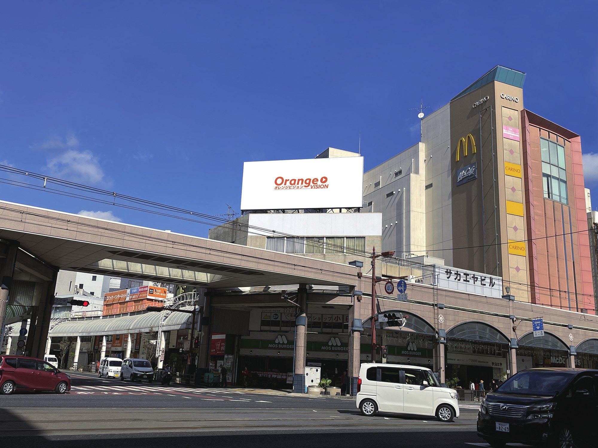 いづろ中央交差点に設置されたいづろオレンジビジョン
